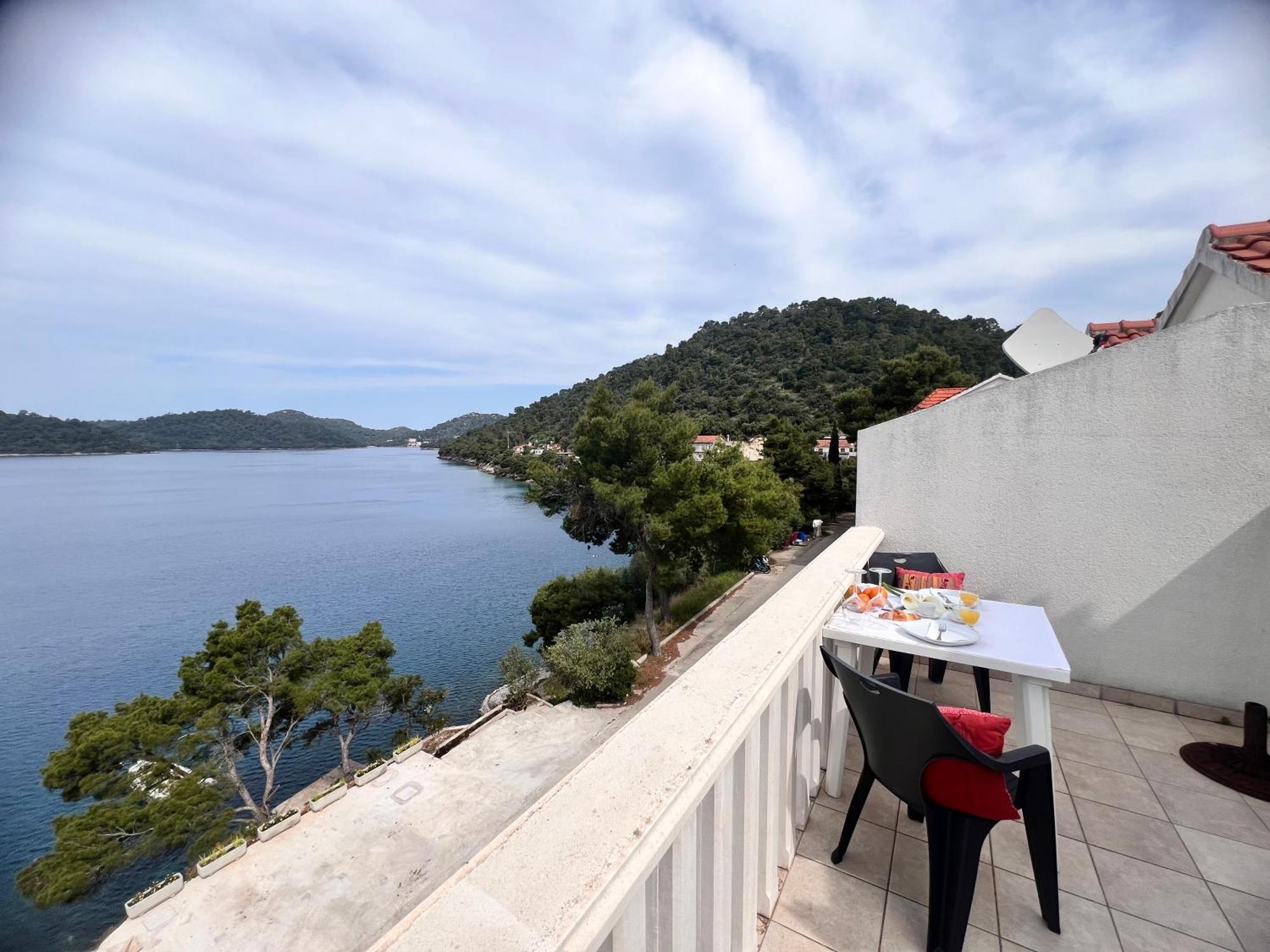 Terrace Studios With Panoramic Seaview Убли Экстерьер фото