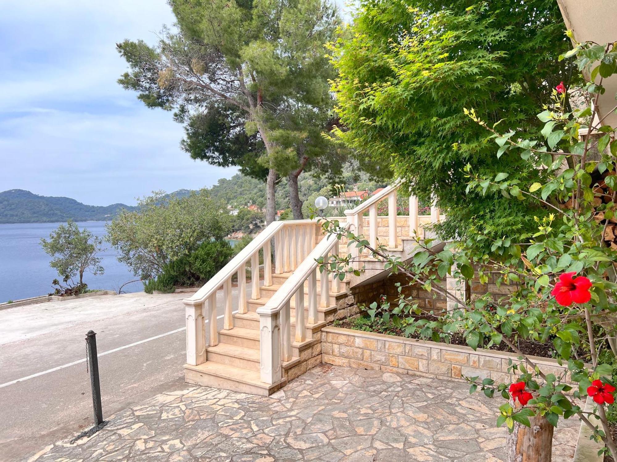 Terrace Studios With Panoramic Seaview Убли Экстерьер фото