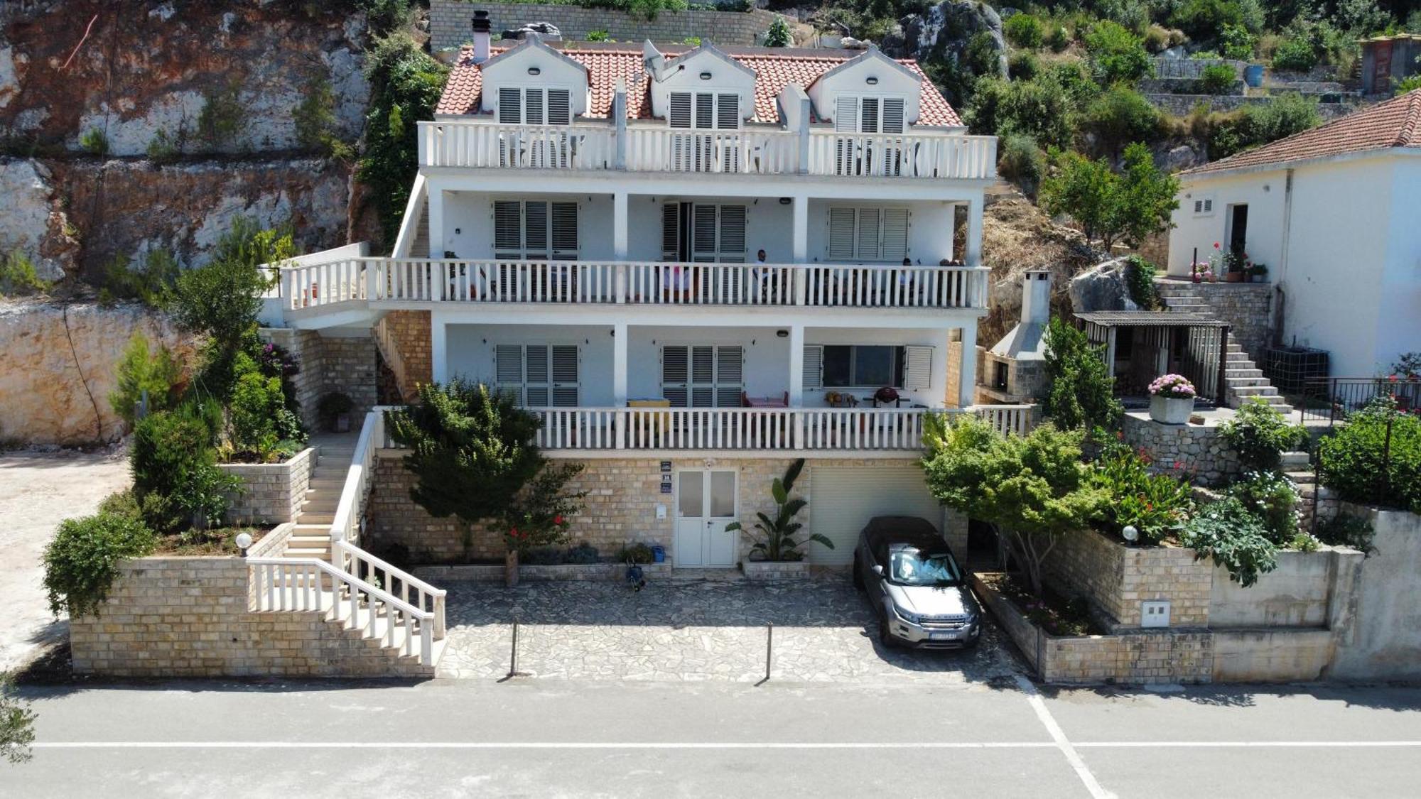 Terrace Studios With Panoramic Seaview Убли Экстерьер фото